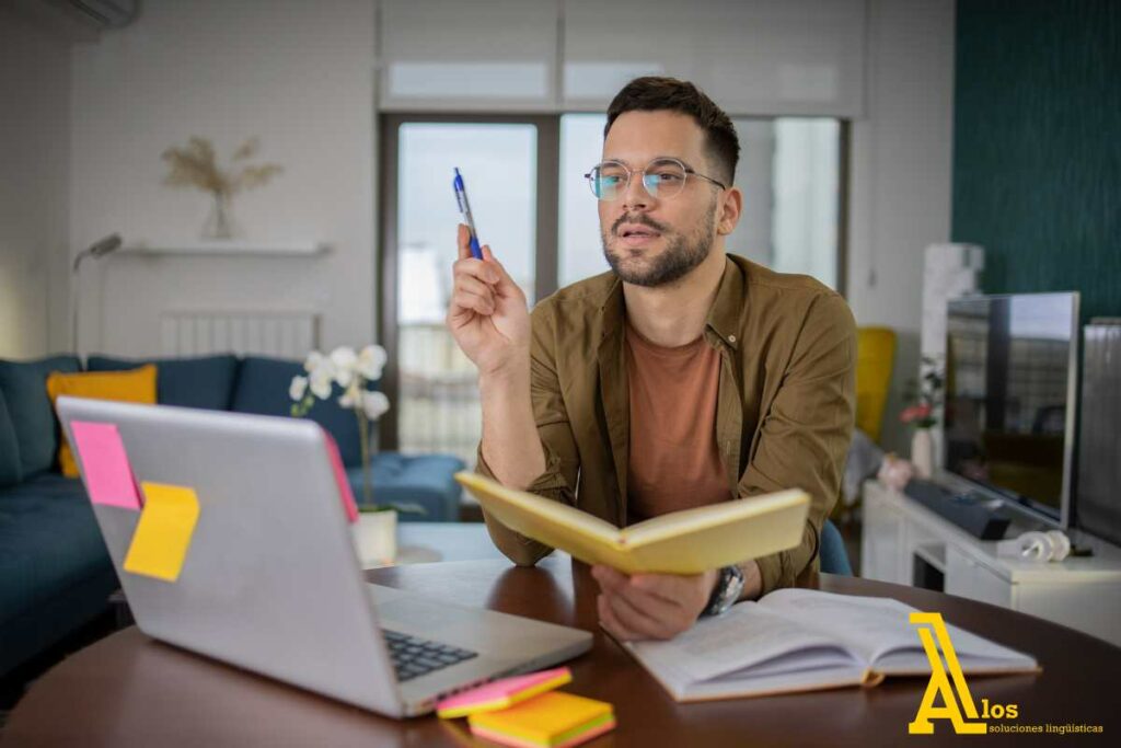 Persona utilizando el ordenador para aprender un idioma – ventajas de las plataformas de estudio online.