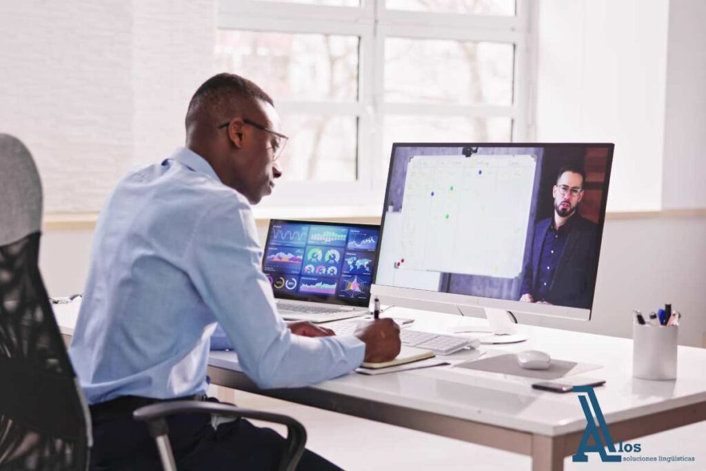 Ejecutivo en una videoconferencia internacional, comunicándose en distintos idiomas para fortalecer relaciones comerciales.