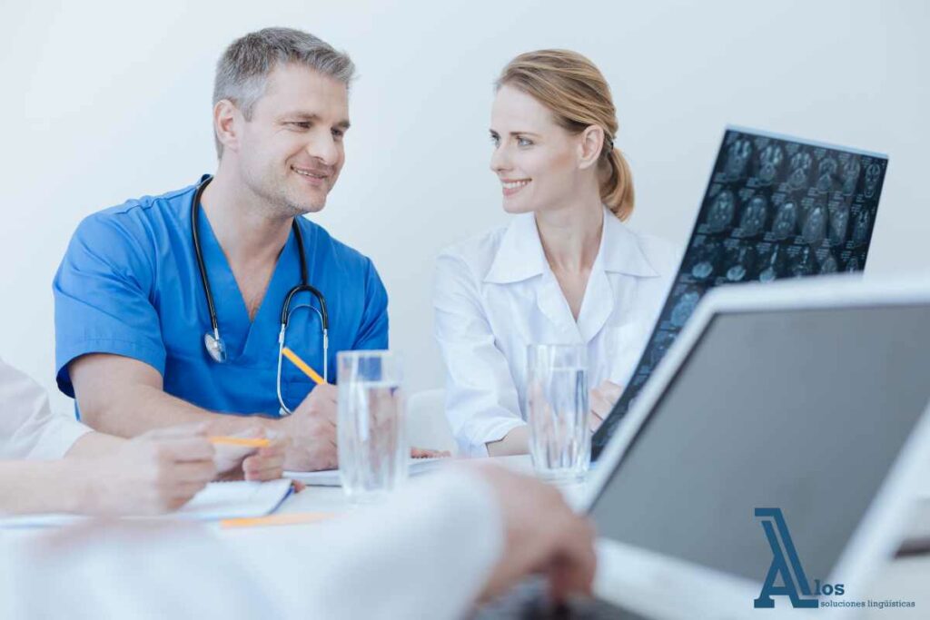 Equipo de profesionales brindando servicios de traducción médica