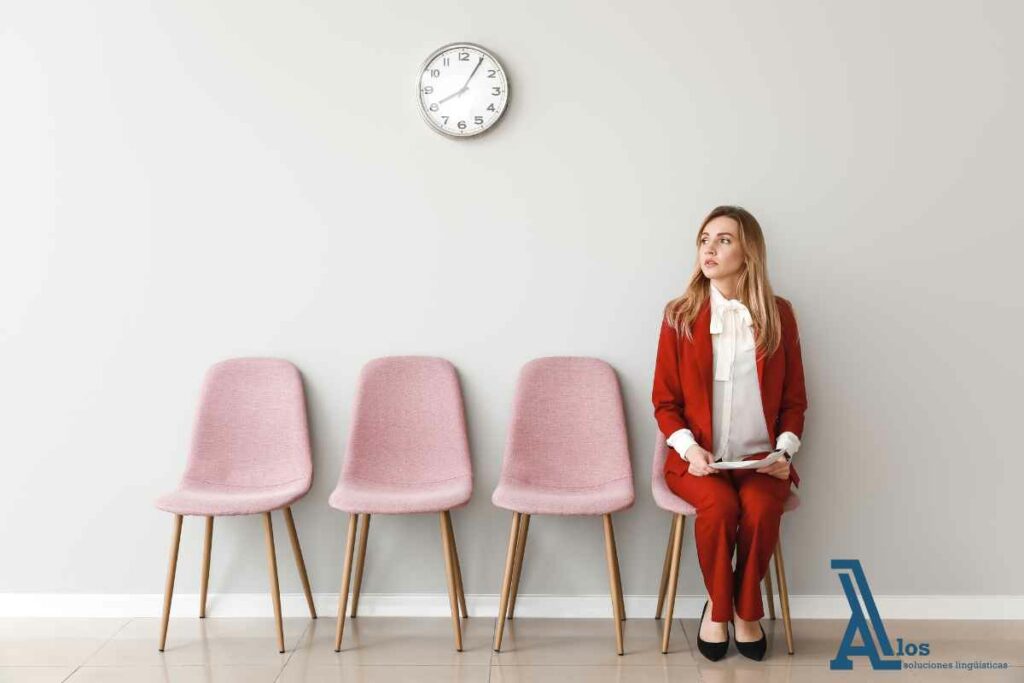 Una persona sentada en la sala de espera con postura segura, transmite calma y confianza a pesar de los nervios previos.