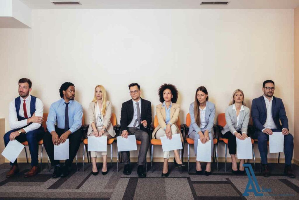 Personas esperando en la sala antes de una entrevista de trabajo en inglés