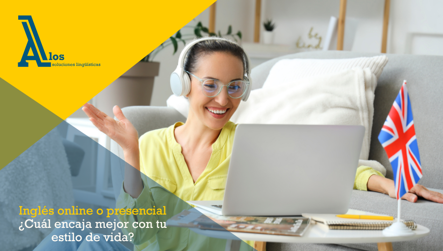 Mujer joven en una clase de inglés online desde casa, frente a su portátil con auriculares puestos.