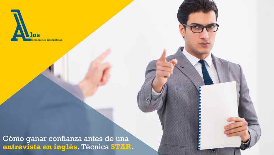 Candidato ensayando respuestas STAR frente al espejo