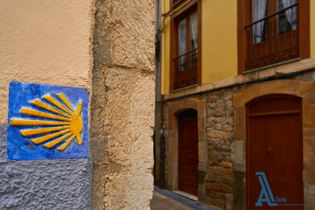 Calle de un pueblo gallego con una concha del Camino de Santiago, símbolo cultural relacionado con muchas palabras gallegas en español que usamos sin saber su origen.