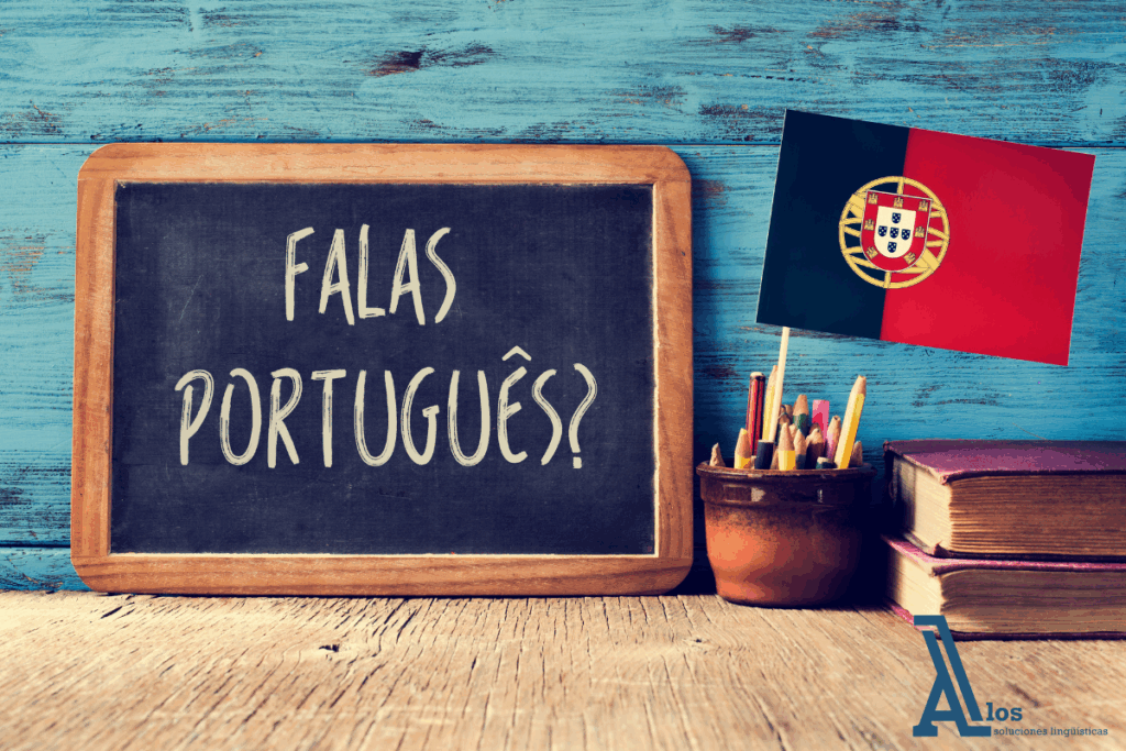 Pizarra con la frase "Falas português?" escrita a mano junto a una pequeña bandera de Portugal, simbolizando la invitación a aprender el idioma portugués.