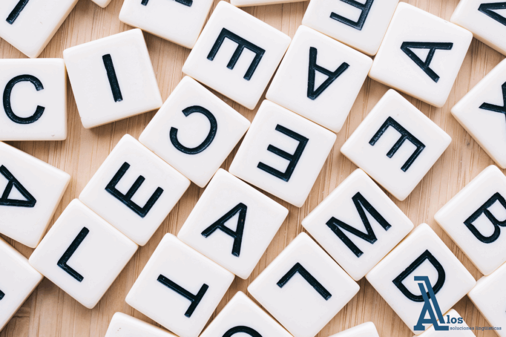 Fichas con letras desordenadas sobre madera que simbolizan la riqueza y diversidad del lenguaje en las comunidades autónomas de España