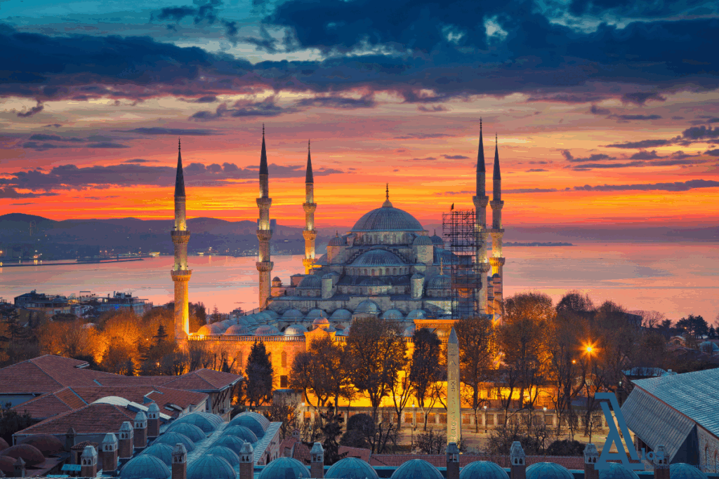 Vista frontal de la Basílica de Santa Sofía en Estambul, Turquía, al atardecer