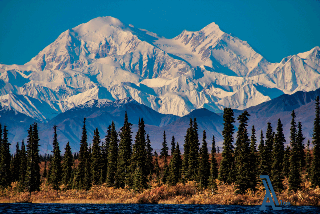 Paisaje montañoso de Alaska cubierto de nieve, simbolizando la belleza remota y la diversidad geográfica de las regiones donde se hablan idiomas raros.