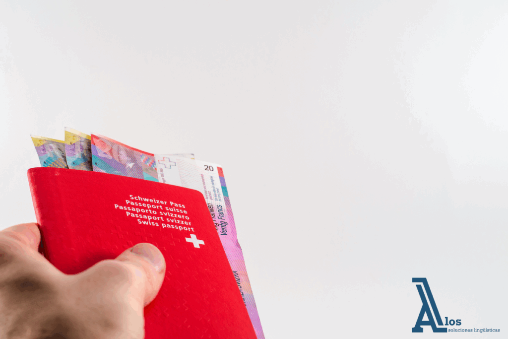 Pasaporte suizo abierto con billetes de francos suizos dentro, simbolizando trámites de visado y requisitos migratorios para Suiza