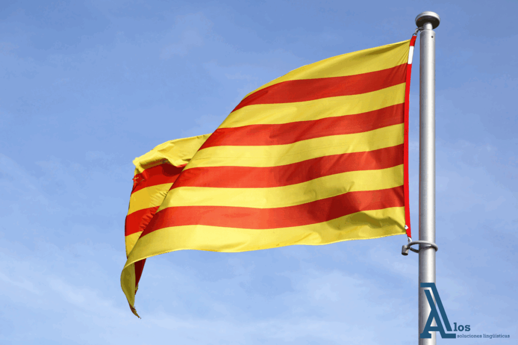 Bandera de Cataluña ondeando al viento, con franjas horizontales amarillas y rojas, símbolo histórico y cultural del pueblo catalán. Representación del catalanismo en España. 