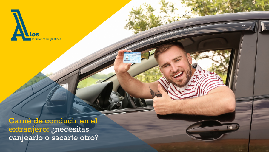 Hombre joven sonriente mostrando su carné de conducir desde el interior de un coche.