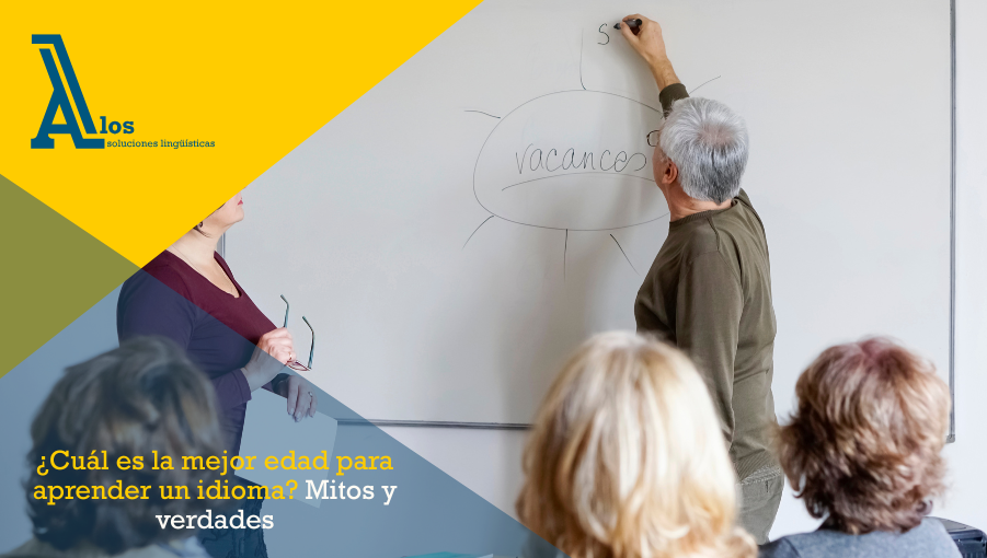 Personas mayores aprendiendo idiomas en un aula con libros y profesor