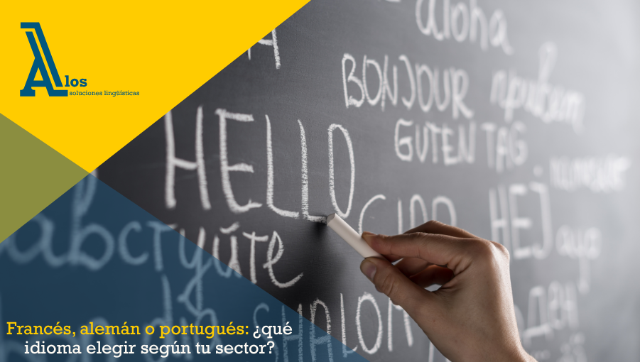 Palabra "hola" escrita en varios idiomas sobre una pizarra.