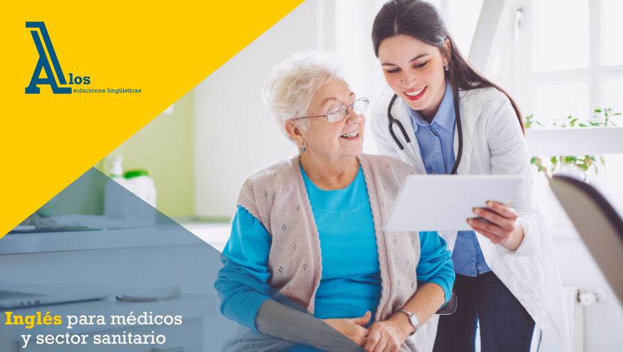 Médico y paciente mayor sonriendo durante una consulta médica.