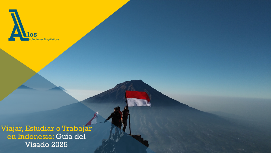 Grupo de tres personas en la cima de una montaña, dos de ellas sosteniendo la bandera de Indonesia, con un paisaje natural de fondo.