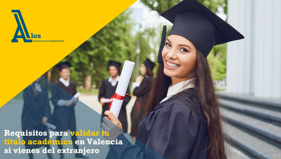 Graduada sonriente con diploma en mano, junto a otros estudiantes en ceremonia, simbolizando validación de título académico para extranjeros.