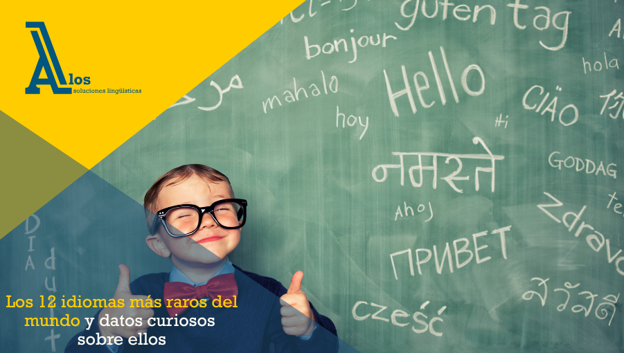 Niño sonriente frente a una pizarra con palabras en varios idiomas, representando la diversidad lingüística del mundo.