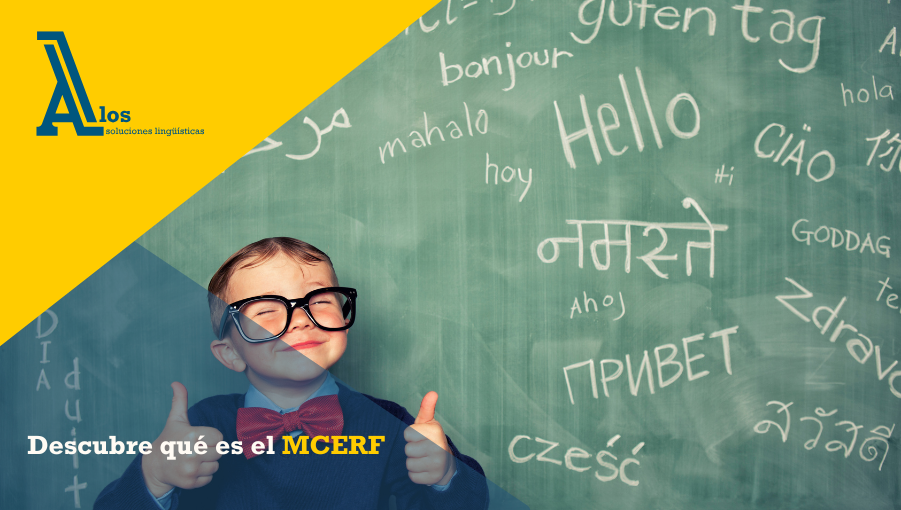 Niño sonriente frente a una pizarra con palabras en distintos idiomas, simbolizando el aprendizaje lingüístico y los niveles del MCERF.