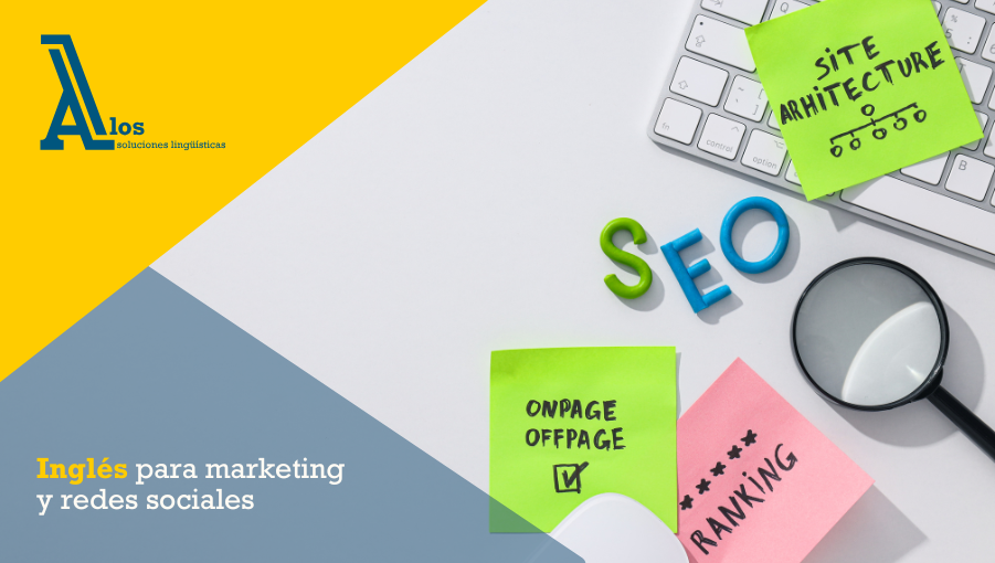 Palabras clave de marketing escritas en post-it sobre un escritorio junto a un teclado, representando el uso del inglés en marketing digital.