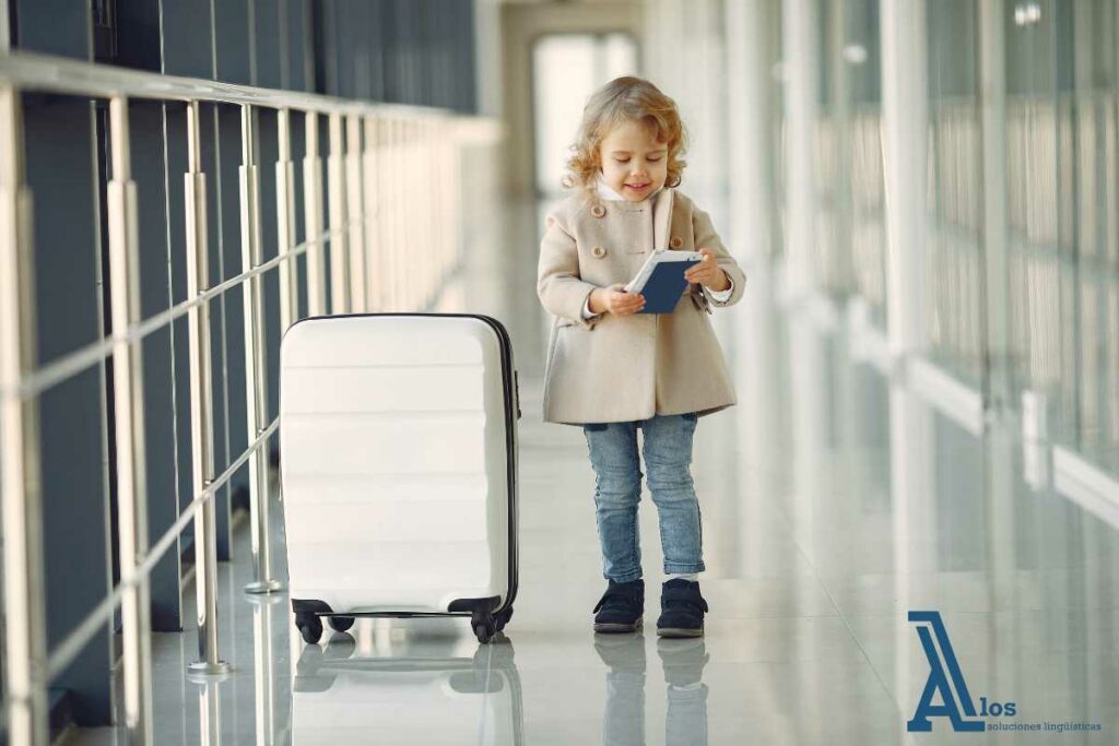 Menor viajando solo con su equipaje en el aeropuerto