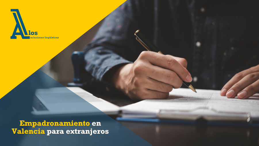 Mano firmando documentos relacionados con el empadronamiento.