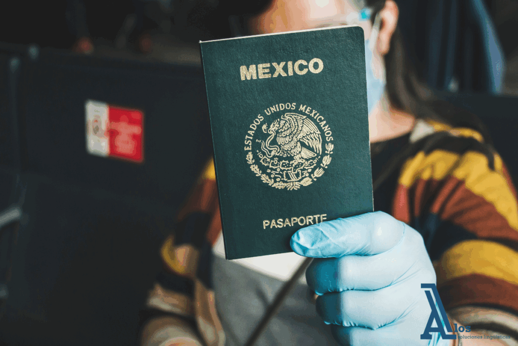 Persona sosteniendo un pasaporte mexicano, simbolizando la obtención de la residencia legal en México.