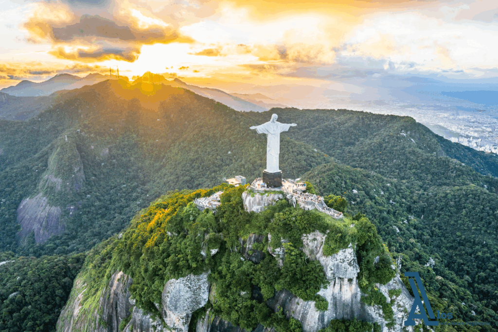 Vista panorámica del Cristo Redentor en Río de Janeiro, Brasil, con el paisaje urbano y la bahía de fondo.