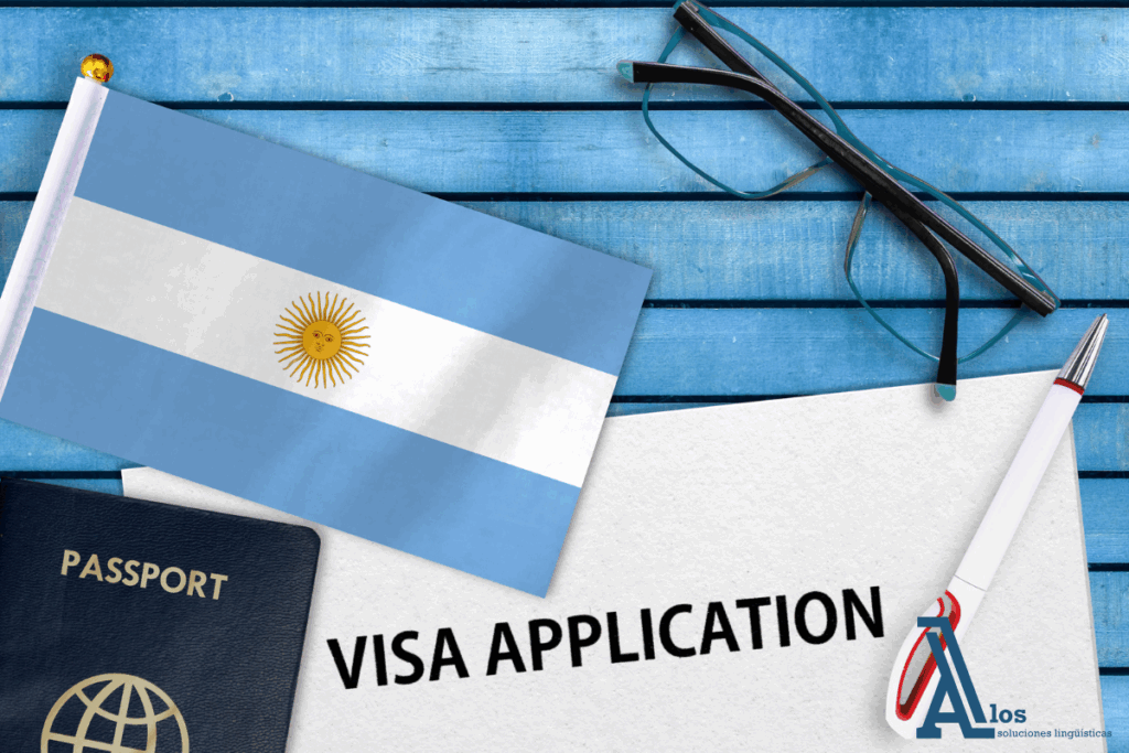 Formulario de visa, pasaporte abierto y bandera de Argentina simbolizando trámites migratorios.