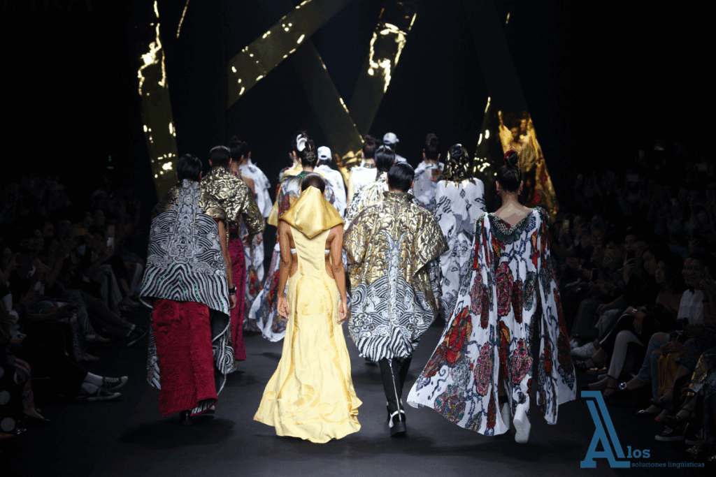 Modelos desfilando en pasarela con atuendos de alta costura durante un desfile de moda.