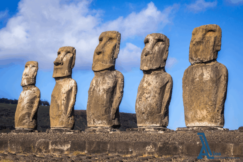 Moáis en la Isla de Pascua al atardecer, íconos culturales de Chile y atractivo turístico para visitantes internacionales