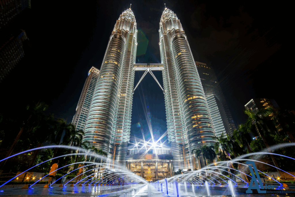 Torres Petronas iluminadas por la noche en Kuala Lumpur, símbolo icónico de la modernidad de Malasia

