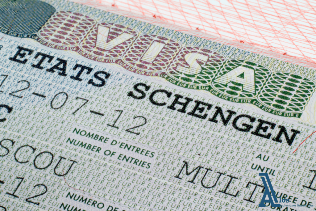Ejemplo de una visa Schengen emitida en pasaporte europeo, con sellos oficiales y datos del titular visibles parcialmente.
