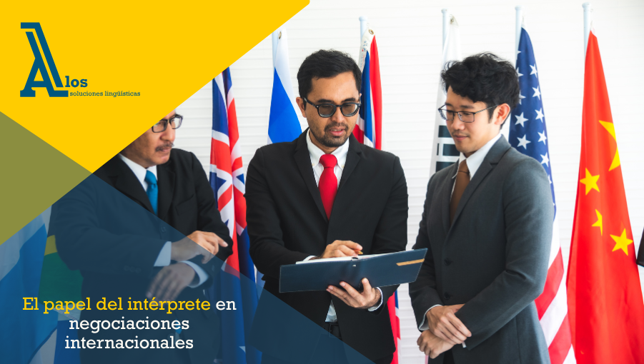 Tres diplomáticos conversando con intérpretes frente a banderas de diversos países
