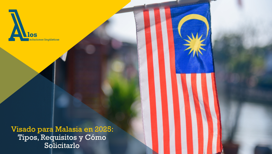 Bandera de Malasia colgada ondeando frente a un edificio en Kuala Lumpur.