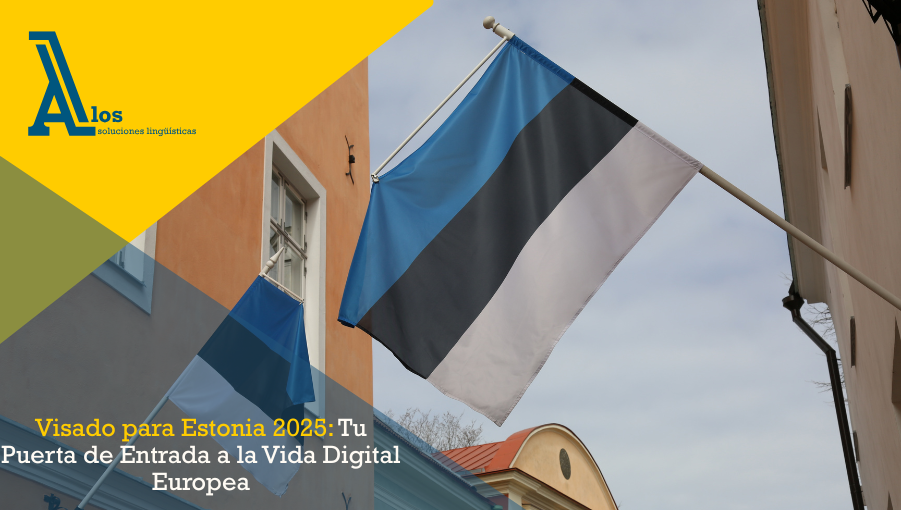 Banderas de Estonia colgadas entre edificios en una calle del casco antiguo