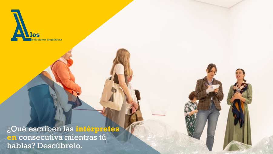 Intérprete consecutiva tomando notas durante una presentación cultural en un museo