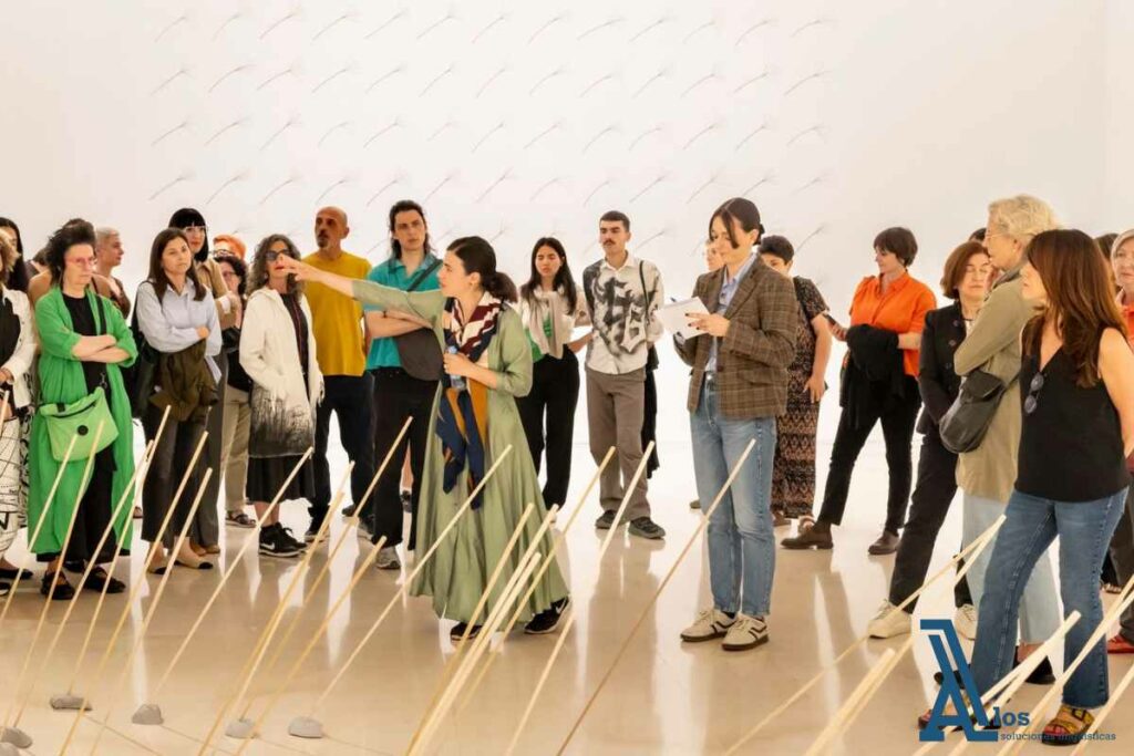 Intérprete consecutiva en acción durante un acto cultural, traduciendo ante medios de comunicación en la presentación de una ópera o exposición artística.