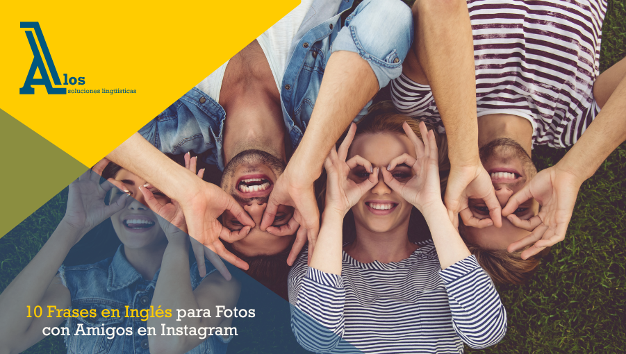 Grupo de amigos riendo en el césped haciendo gestos con las manos, ideal para ilustrar frases en inglés para fotos con amigos.