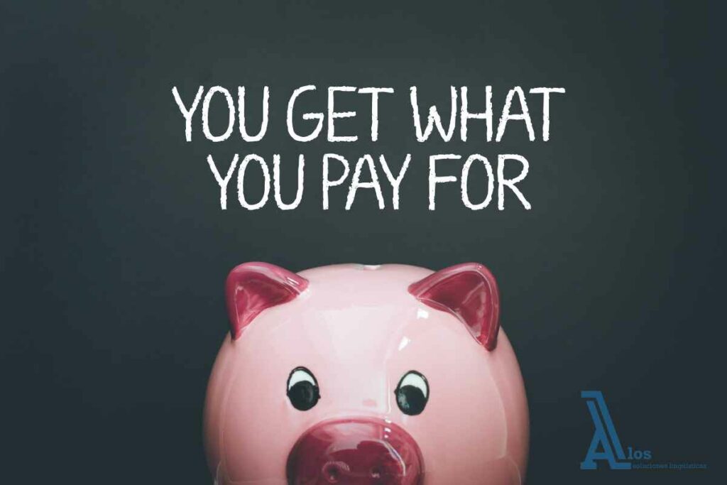 Hucha rosa con el mensaje «You get what you pay for», que representa el coste económico de los errores de traducción en las empresas.